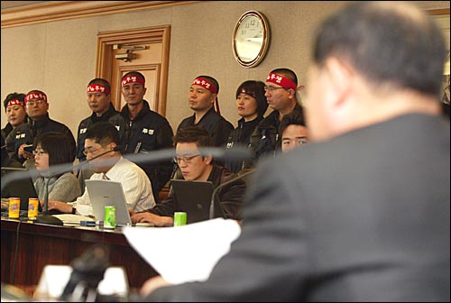 우리금융회장후보추천위원회는 6일 오후 서울 명동 은행회관에서 기자회견을 열고 우리금융 신임 회장에 만장일치로 박병원 전 재정경제부 차관을 내정했다고 밝혔다. 추천위 발표 직후 박병원 내정자가 자신의 입장을 밝히는 가운데 머리띠를 두른 우리은행 노조원들이 굳은 표정으로 회견을 지켜보고 있다. 